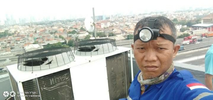 Teknisi utama perbaiki outdoor AC